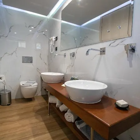 Aianteion Bay Luxury & מלון Aiándion