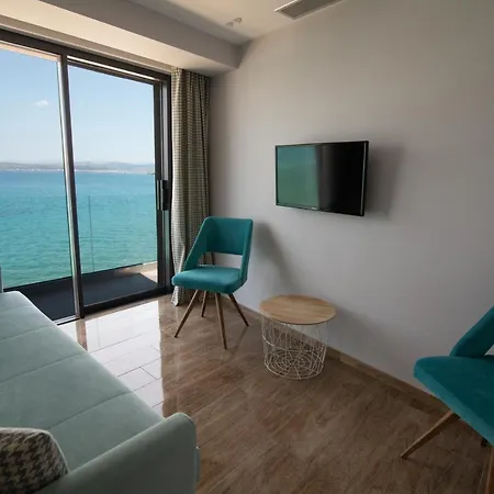 Aianteion Bay Luxury & מלון